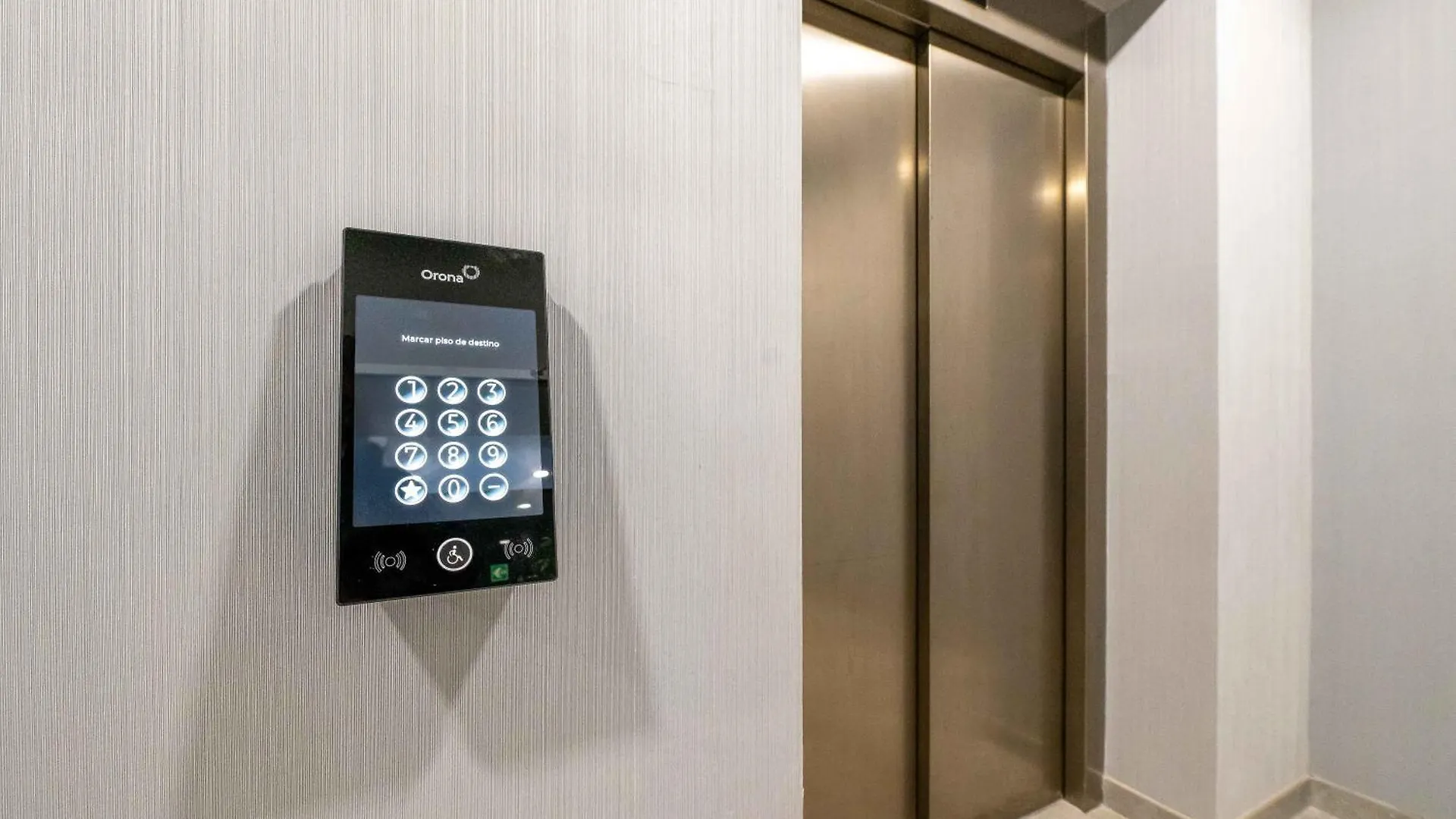 Sky Urban Tower Daire Málaga 0*,