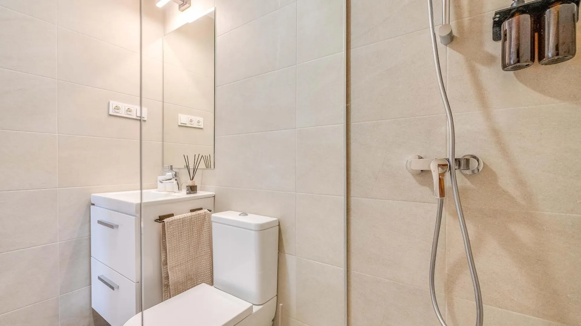Sky Urban Tower Daire Málaga 0*,